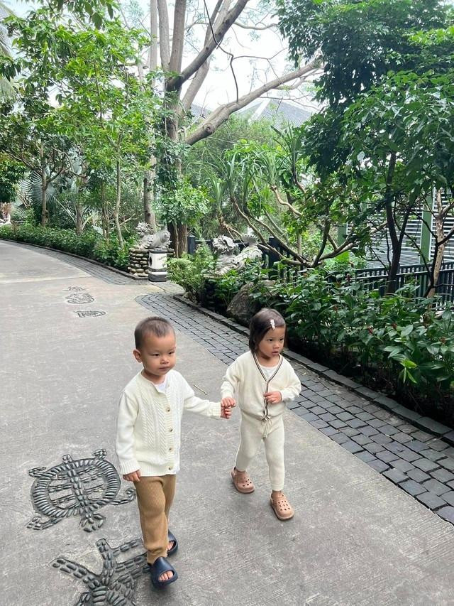 hông chọn hàng hiệu, Lion và Lisa vẫn vô cùng cuốn hút nhờ mặc trang phục đồng điệu.