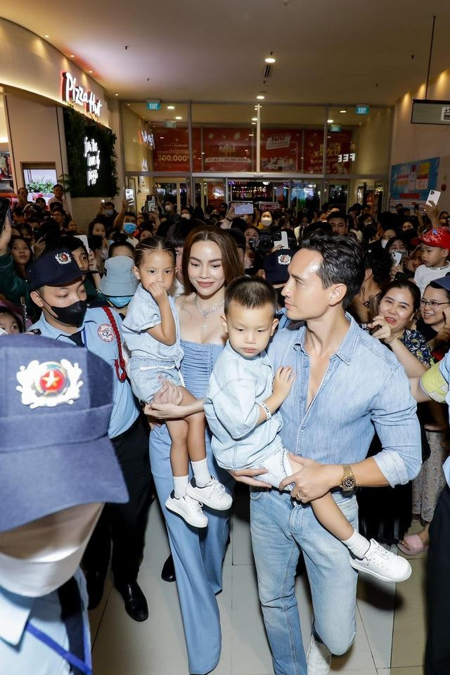 Vợ chồng Hồ Ngọc Hà – Kim Lý cùng các con Lisa và Leon gây chú ý tại một sự kiện khi mặc đồng điệu. Trang phục denim mang đến sự trẻ trung, năng động cho gia đình sao nổi tiếng.