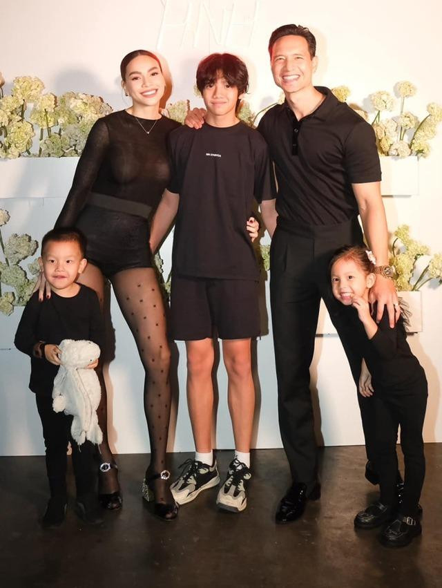 on đen hiếm hoi trong những lần mặc tone sur tone của gia đình Hồ Ngọc Hà - Kim Lý.