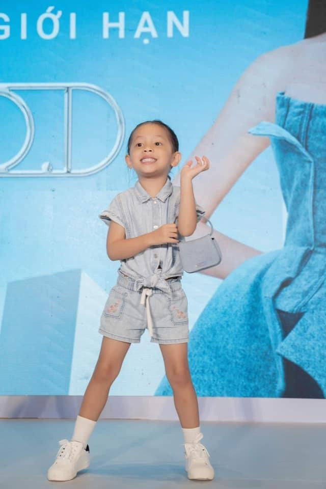 enim phối cùng giày thể thao trắng cho các con mang đến sự thoải mái, khỏe khoắn và năng động.