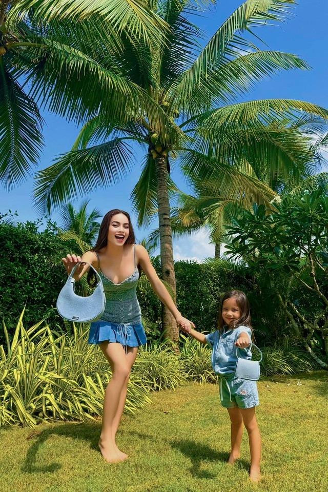 hi đi dạo ngoài trời, vẫn phong cách denim nhưng Hồ Ngọc Hà lựa chọn set đồ đơn giản, thoải mái hơn.