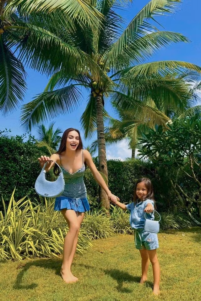 Khi đi dạo ngoài trời, vẫn phong cách denim nhưng Hồ Ngọc Hà lựa chọn set đồ đơn giản, thoải mái hơn.