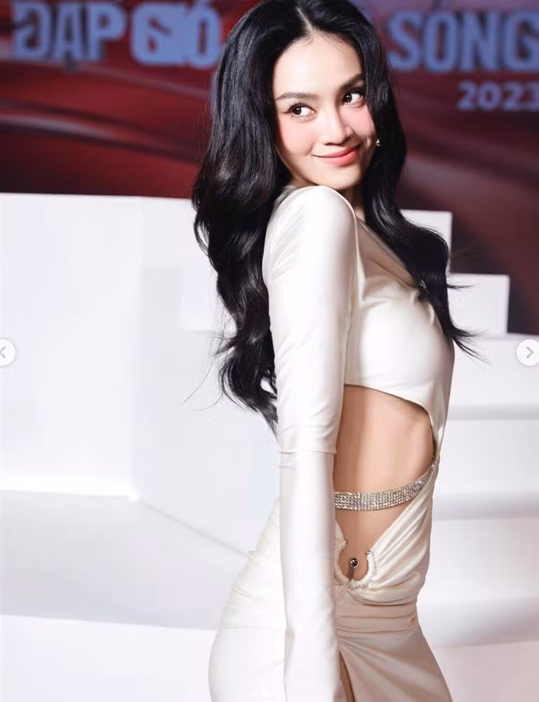 Trang phục được thiết kế theo hướng bất đối xứng, lộ một phần eo cùng đôi chân thon dài của người mặc. Theo đó bộ cánh được nhận định là rất đẹp khi đường kim mũi chỉ đến cách cắt đều được tính toán cẩn thận, tôn lên các điểm đẹp trên cơ thể, song đường cắt eo cực cao, lên gần đến xương chậu cũng khiến nhiều người e dè khá khó mặc và di chuyển, dễ xảy ra sự cố. 