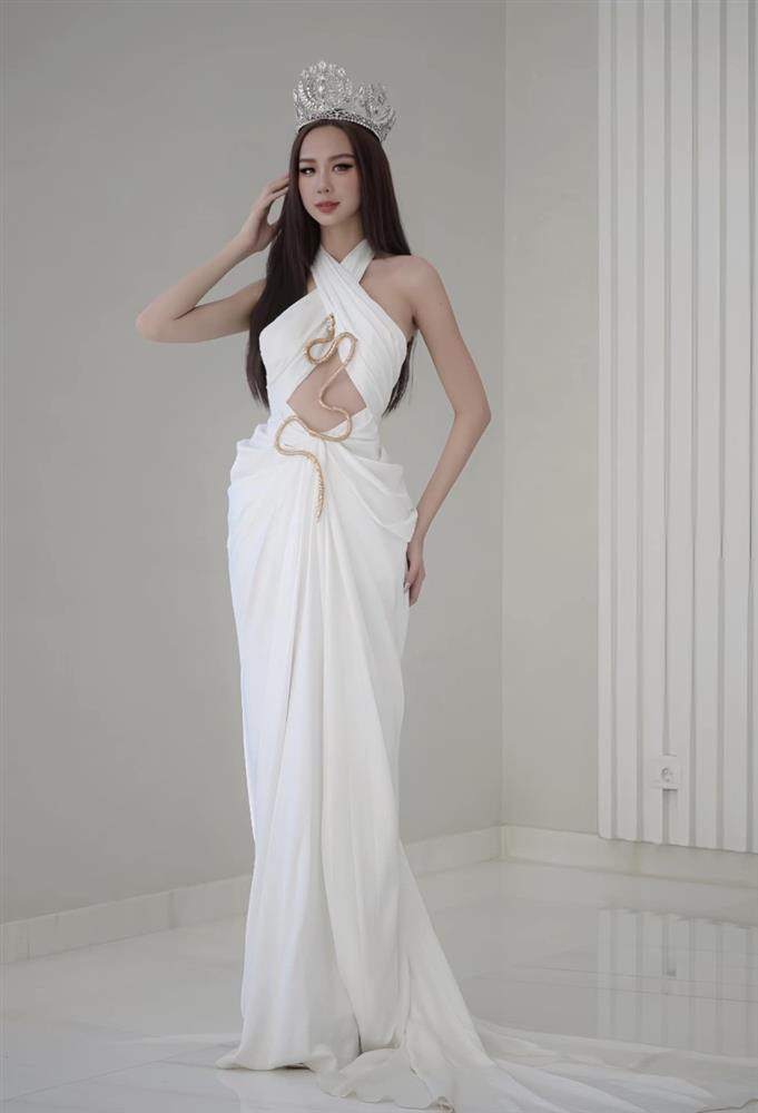 hi tiết rắn không chỉ là điểm nhấn mà còn là kết nối giữa phần cúp ngực và thân váy.