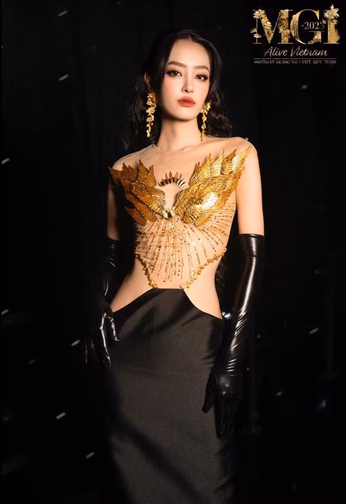 br/> Phần thân áo được xử lý kỳ công, đính kết vừa che kín phần ngực lại tạo độ lấp lánh.