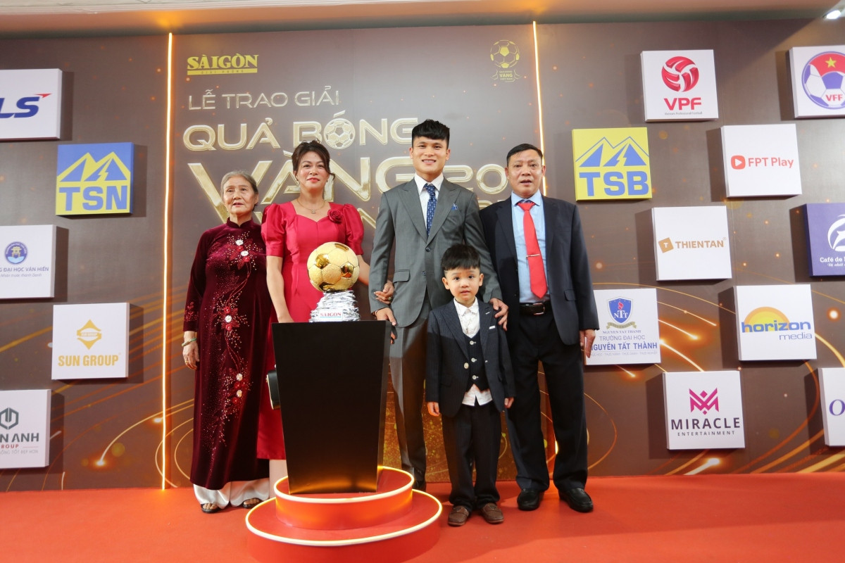 Quả bóng vàng Việt Nam 2023: Hoàng Đức vượt Tuấn Hải nghẹt thở - Hình 5 Qua bong vang Viet Nam 2023: Hoang Duc vuot Tuan Hai nghet tho-Hinh-5