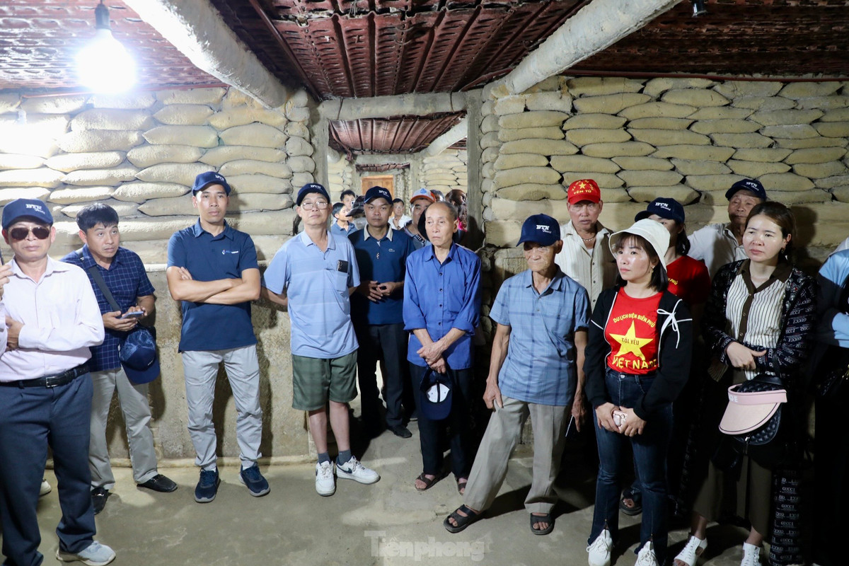 Hầm Đờ Cát dài 20m, rộng 8m, bao gồm bốn gian. Đây là nơi làm việc và nghỉ ngơi của tướng Đờ Cát cùng bộ chỉ huy tập đoàn cứ điểm Điện Biên Phủ. Trong dịp kỷ niệm 70 năm chiến thắng Điện Biên Phủ, hầm của viên tướng bại trận này là điểm tham quan của nhiều du khách trong và ngoài nước.