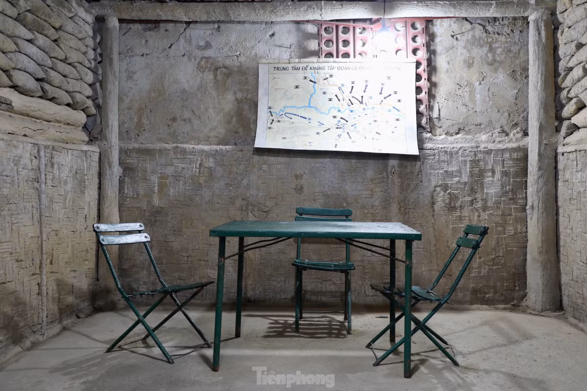 Hiện nay, cấu trúc và cách bố trí, sắp xếp của căn hầm vẫn được giữ nguyên. Trong hình là chiếc bàn sắt làm việc của tướng Đờ Cát. Tại căn hầm này, tướng Đờ Cát đã tiếp đón nhiều quan chức cấp cao như Thủ tướng Pháp Joseph Laniel, Tổng thống Mỹ cũng như các nhà báo quốc tế.