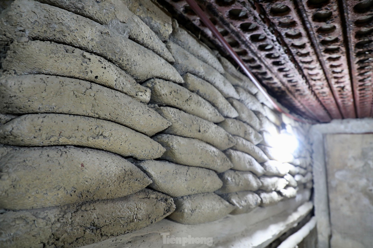 Vì là cơ quan đầu não nên hầm Đờ Cát được xây dựng với công sự kiên cố. Căn hầm được ví là “trái tim”, “linh hồn” của tập đoàn cứ điểm Điện Biên Phủ.