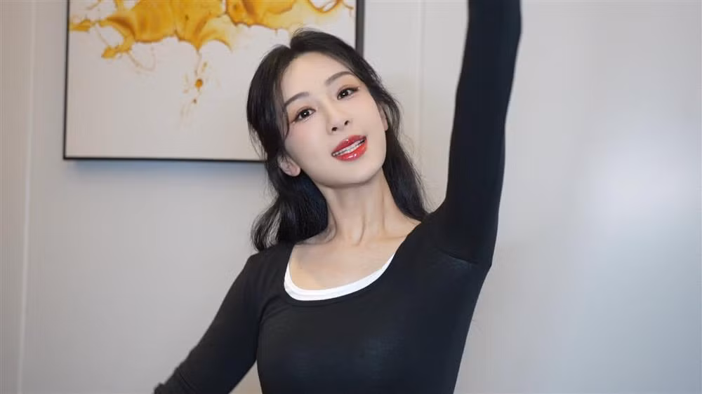 Vấn đề sức khỏe của Dương Tử lại tiếp tục trở thành chủ đề bán tán xôn xao trên mạng xã hội. Theo đó, trong một vlog đầu năm mới, Dương Tử đã diện chiếc áo bó màu đen, để lộ cánh tay khẳng khiu gầy gò đáng báo động khiến người hâm mộ vô cùng lo lắng.