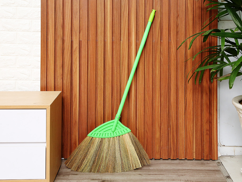  3. Người xưa khuyên không nên đặt chổi trước cửa ra vào: Điều này nghe có vẻ hơi lạ, tại sao chổi không được đặt ở cửa? Trong phong thủy, người xưa cho rằng cửa là vị trí quan trọng của ngôi nhà, là ấn tượng đầu tiên mà một gia đình giao tiếp với thế giới bên ngoài. 