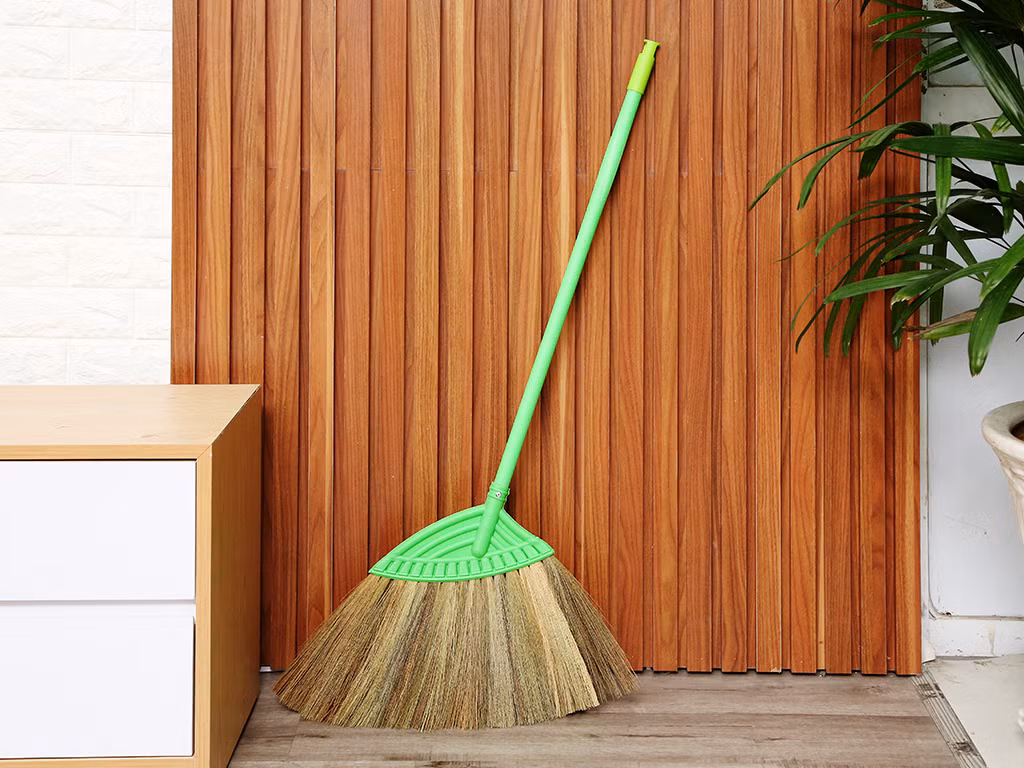  3. Người xưa khuyên không nên đặt chổi trước cửa ra vào: Điều này nghe có vẻ hơi lạ, tại sao chổi không được đặt ở cửa? Trong phong thủy, người xưa cho rằng cửa là vị trí quan trọng của ngôi nhà, là ấn tượng đầu tiên mà một gia đình giao tiếp với thế giới bên ngoài. 