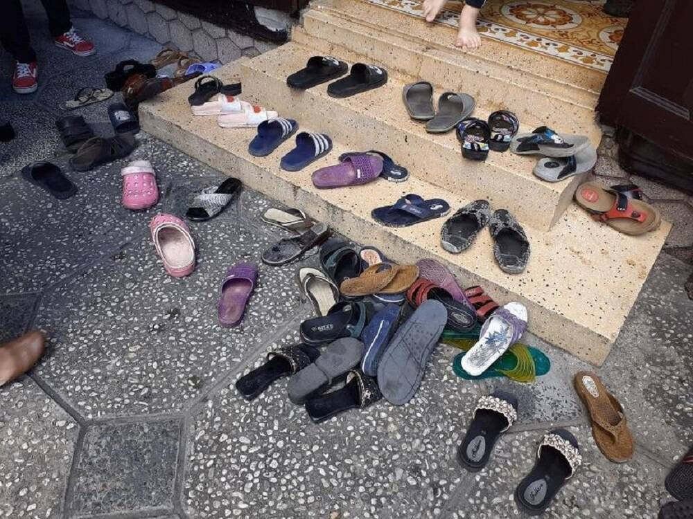  4. Người xưa khuyên không nên đặt giày trước cửa ra vào: Giày là vật dụng chúng ta sử dụng hàng ngày nhưng chúng có mùi hôi và chứa rất nhiều vi khuẩn. Nếu bạn để giày trước cửa không chỉ ảnh hưởng đến vệ sinh, mùi vị của môi trường trong nhà mà còn ảnh hưởng đến không khí gia đình. 