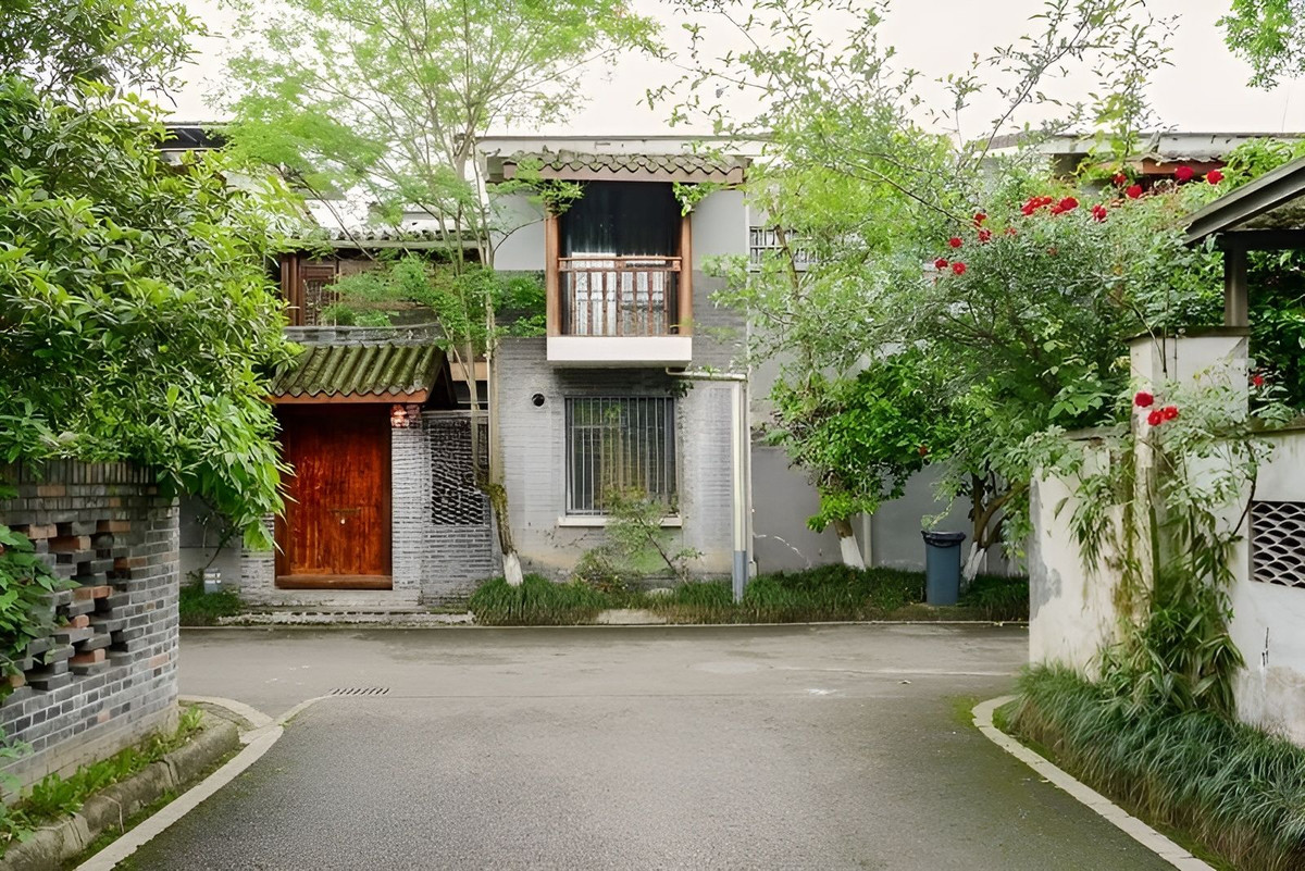 Trong trường hợp mặt tiền ngôi nhà đối diện với đường rộng, mật độ giao thông đông đúc thì càng nguy hiểm, vì có nguy cơ xảy ra tai nạn nhiều. (*Thông tin trong bài chỉ mang tính chất tham khảo, chiêm nghiệm!).