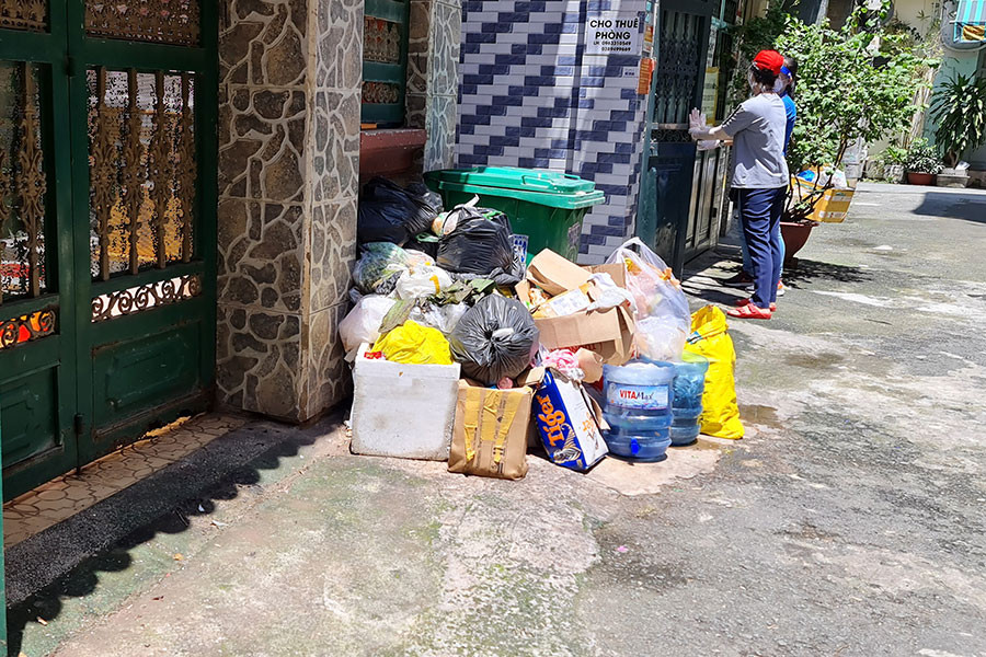  Hơn nữa, nếu bạn để những thứ này ở trước cửa thì rất dễ bị người ngoài đánh giá. Chưa kể những lúc có gió, mùi hôi thối và vi khuẩn từ rác thải có thể bay vào nhà, gây ảnh hưởng tới cuộc sống sinh hoạt.