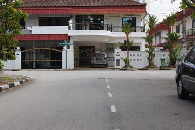  Trong phong thủy, đường đâm vào nhà chính là thế thương sát.Tức là con đường giống như một cây thương hoặc mũi tên đâm thẳng vào nhà, đưa ngôi nhà vào thế cấm kỵ, dễ khiến gia chủ gặp phải nhiều điều xui xẻo.