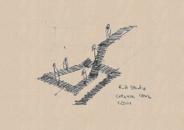 Cầu thang được thiết kế như một sàn catwalk bắt đầu từ tầng trệt ở cầu thang trong phòng khách, sau đó đi lên và bao quanh giếng trời ở mỗi tầng đến tầng trên cùng, nơi ánh sáng ban ngày chiếu qua năm “hộp nhiệt đới”