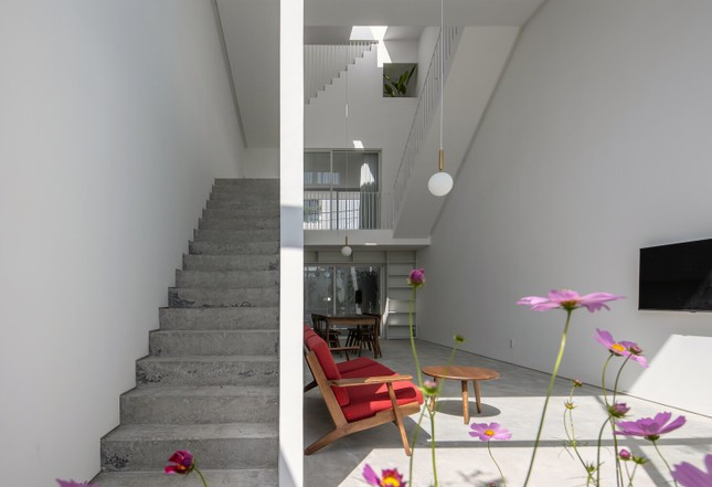 Khu vực phòng khách và bếp được bố trí cơ bản, riêng phần kệ tủ được thiết kế thêm rèm kéo sử dụng khi có nhu cầu biến đổi công năng khu này thành nơi họp mặt, gặp gỡ.