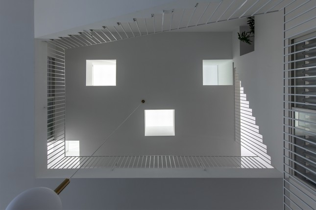 Các “hộp nhiệt đới” được thiết kế với chức năng kép - chiếu sáng và thông gió, tương tự như một mái che nhẹ. Cửa chớp quay về hướng gió để đón gió (đóng tương tự như cửa sổ chống bão), tấm kính cố định phía trên đón ánh sáng ban ngày, các mặt khác của hộp được chế tạo chắc chắn nên cần được bảo vệ nhiều hơn từ bên ngoài. Có năm hộp được khoét xuyên qua mái nhà để tăng cường cơ chế thông gió thụ động.