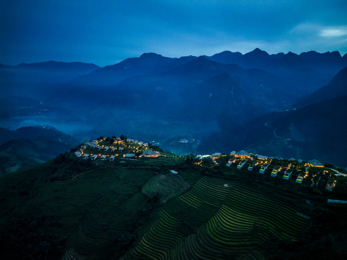 Tham “ngoi nha tren may” giua nui rung Tay Bac