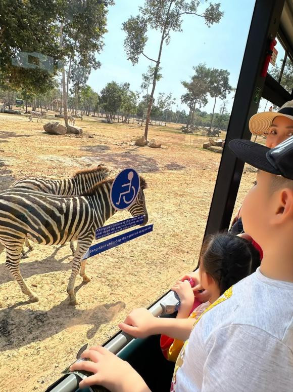 Cho đến mới đây, trên trang Facebook cá nhân, Vy Oanh đã xả kho loạt ảnh bên gia đình và thu hút nhiều sự chú ý từ cộng đồng mạng. Có thể thấy, nữ ca sĩ đã có chuyến du lịch hạnh phúc bên gia đình nhỏ của mình. Đặc biệt, khoảnh khắc Vy Oanh tạo dáng nhí nhảnh bên ông xã đã khiến ai nấy không khỏi ghen tị vì quá ngọt ngào và lãng mạn.