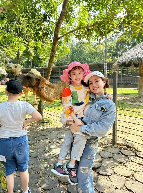 Vy Oanh xả kho loạt ảnh hạnh phúc bên gia đình.