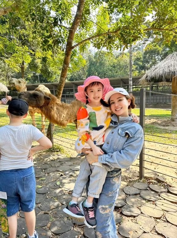 Vy Oanh xả kho loạt ảnh hạnh phúc bên gia đình.