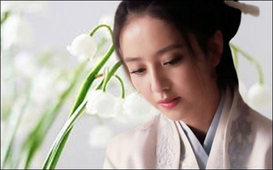 Càng có tuổi thì tướng mạo của người phụ nữ sẽ càng hoàn thiện, càng không già đi, ai tiếp cận họ cũng cảm thấy vô cùng an tâm. Kỳ thực thì những phụ nữ giàu có không phải nhờ vào chồng mà chính là dựa cả vào phúc phận của họ.