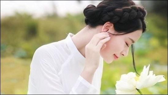 Tướng mạo: Khi thể hiện ra nét mặt hiền lành, hòa ái, giản dị thì cho thấy nội tâm của phụ nữ là cực kỳ thanh cao, biết lo tu thân dưỡng tính. Người có nhiều phúc báo sẽ thể hiện ở chính gương mặt của họ.