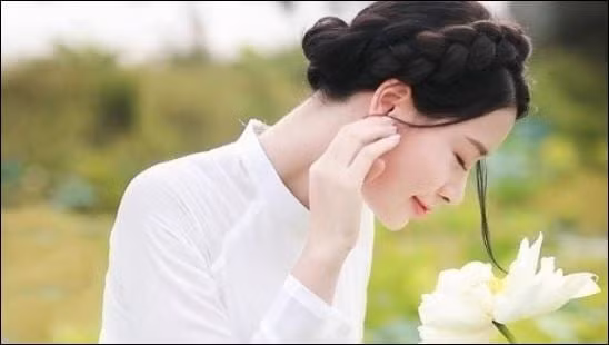 Tướng mạo: Khi thể hiện ra nét mặt hiền lành, hòa ái, giản dị thì cho thấy nội tâm của phụ nữ là cực kỳ thanh cao, biết lo tu thân dưỡng tính. Người có nhiều phúc báo sẽ thể hiện ở chính gương mặt của họ.