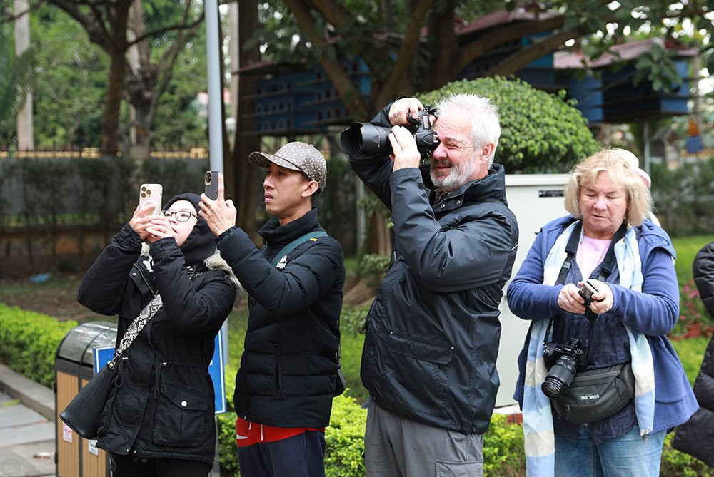 Những vị khách quốc tế ghi lại hình ảnh đẹp của đoàn rước và con diều cổ.