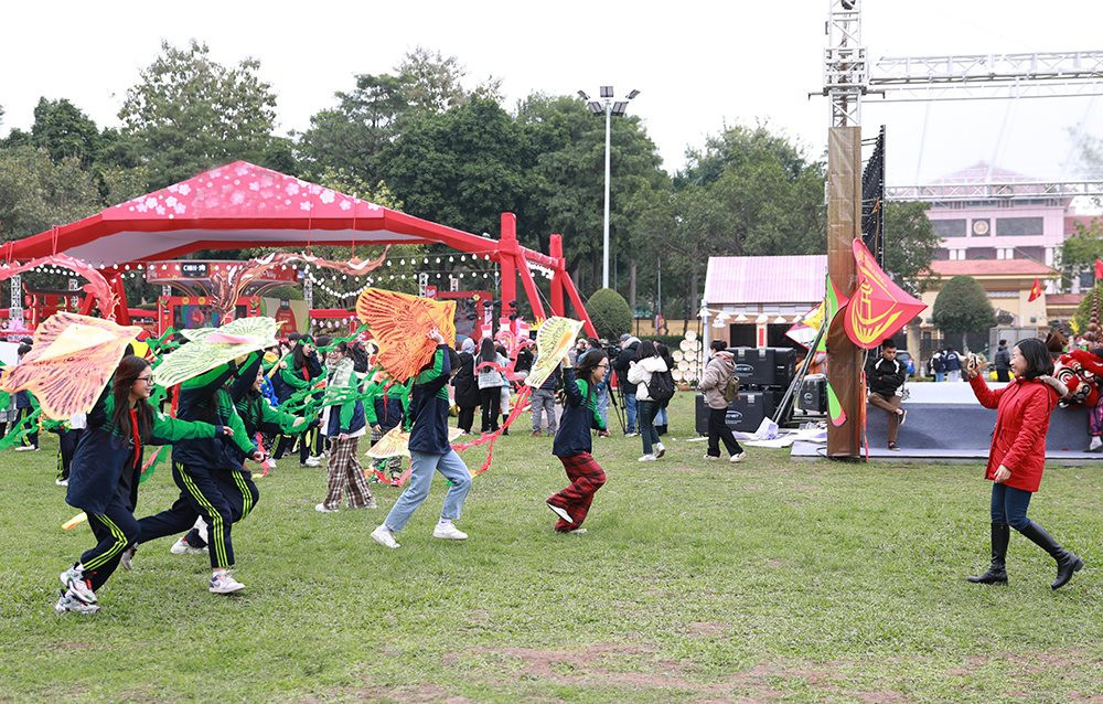 Nhóm bạn trẻ thích thú khám phá những cánh diều.