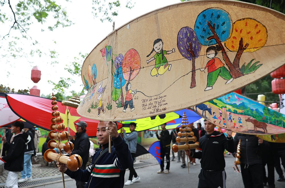 Trong những ngày Tết cổ truyền, vua cho quân lính thả diều để cầu cho mưa thuận gió hòa, mùa màng bội thu.