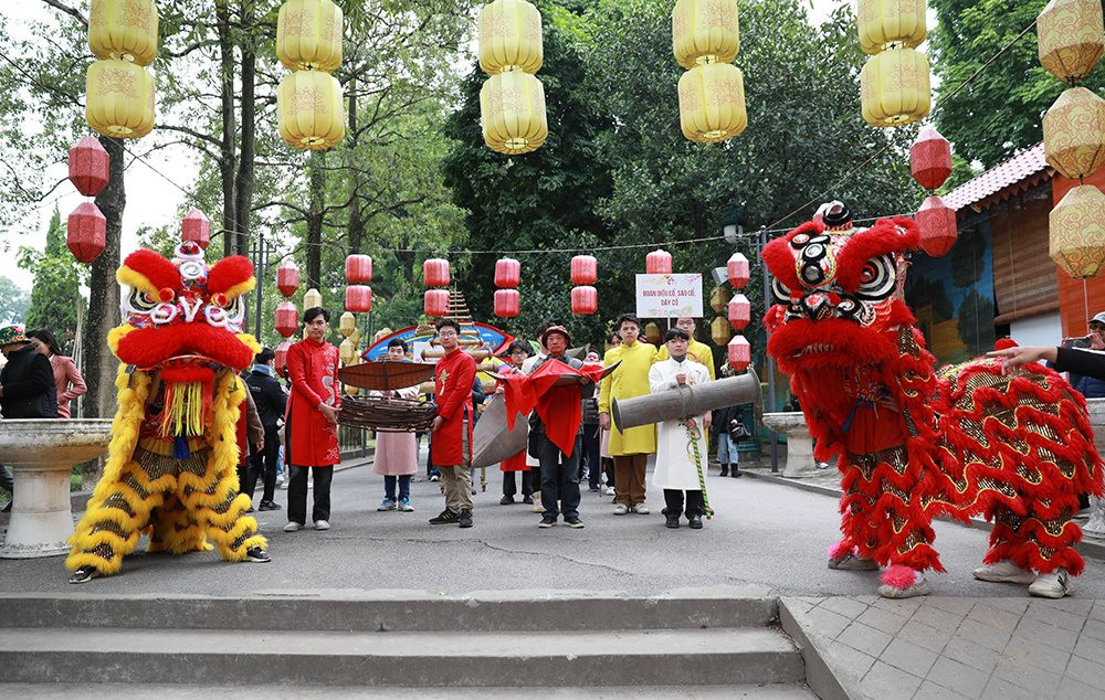 Đoàn rước trên đường di chuyển về sân khấu chính ở trung tâm Hoàng thành Thăng Long.