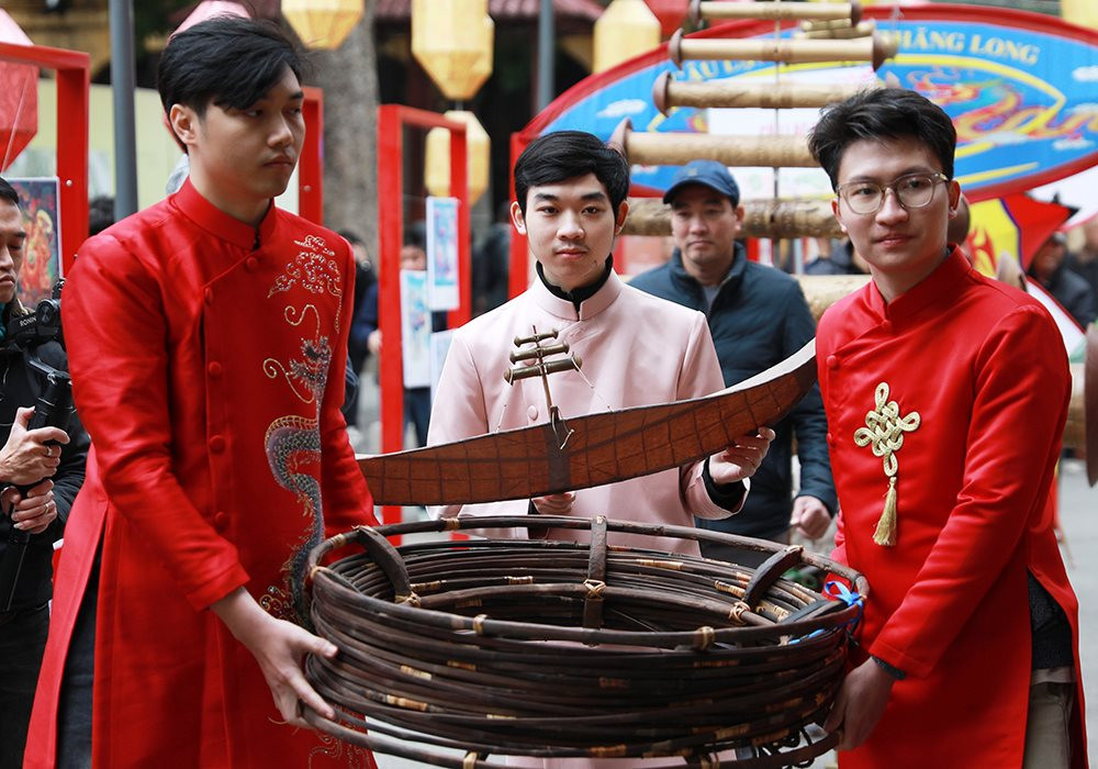 Diều có chiều dài khoảng 1m, được làm hoàn toàn bằng tre, giấy…