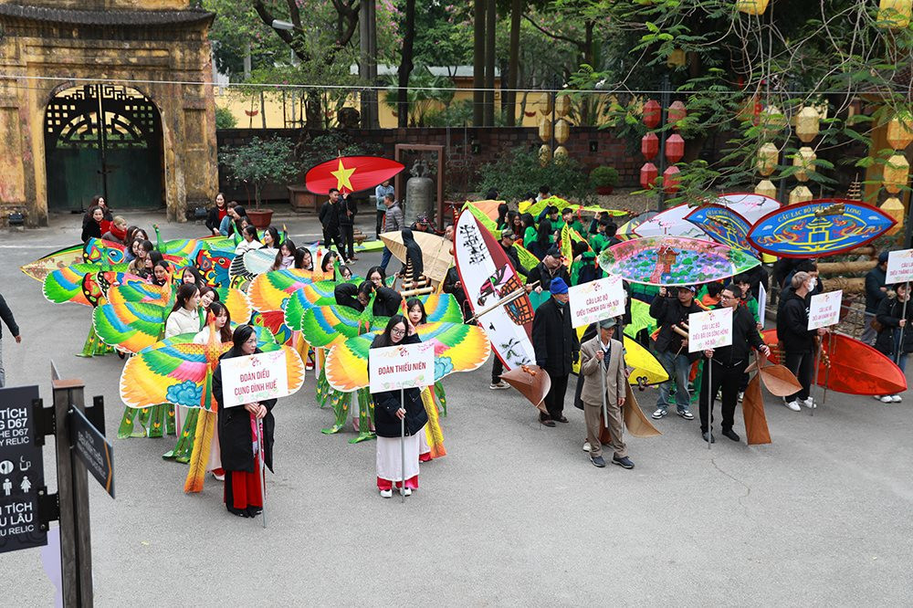 Khoảng 10h, các thành viên của đoàn rước đã sẵn sàng phục vụ cho nghi lễ rước diều cổ.
