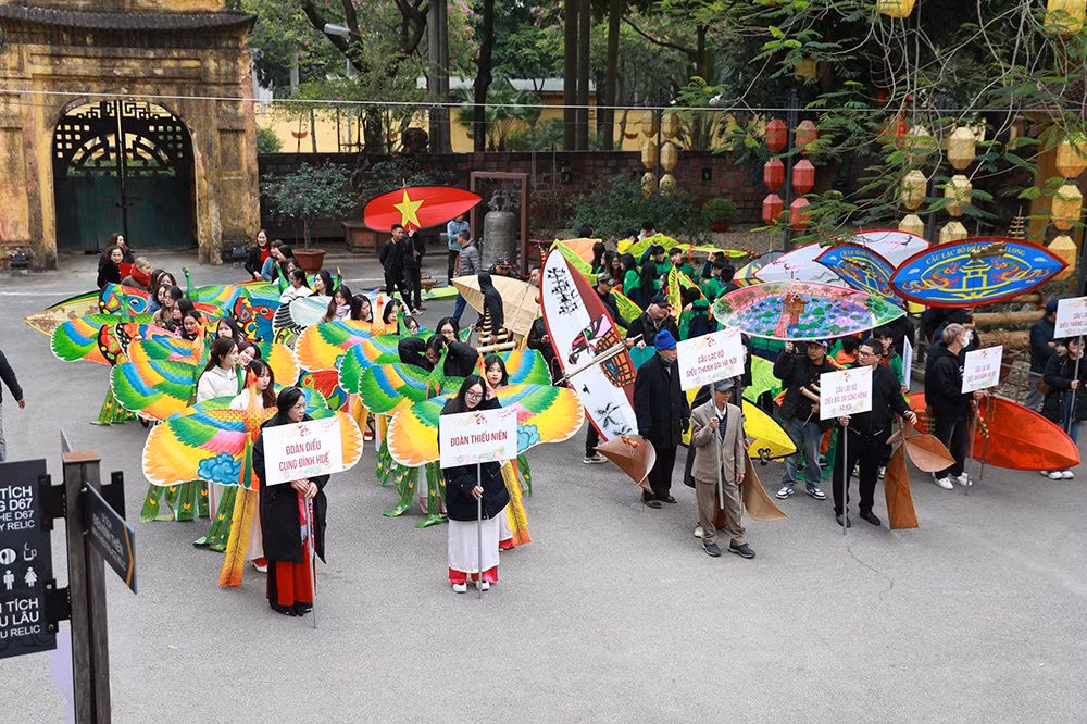 Khoảng 10h, các thành viên của đoàn rước đã sẵn sàng phục vụ cho nghi lễ rước diều cổ.