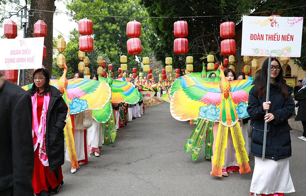 Từ thời Lê, lễ hội Sáo Đền (lễ hội thả diều đền Song An) được diễn ra vào đầu Xuân năm mới.