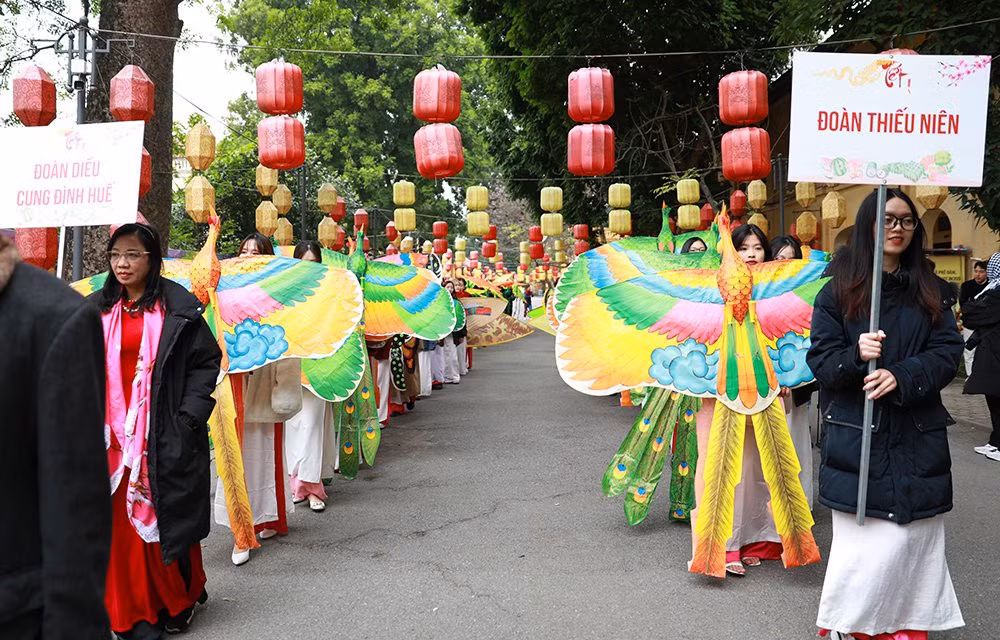 Từ thời Lê, lễ hội Sáo Đền (lễ hội thả diều đền Song An) được diễn ra vào đầu Xuân năm mới.