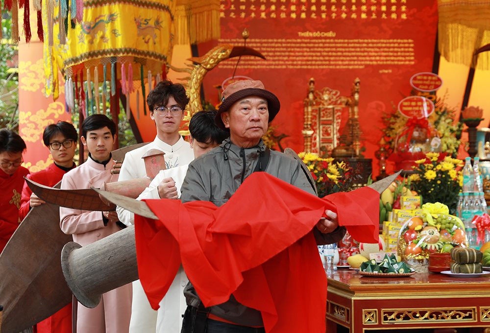 Sau khi hoàn thành lễ dâng hương, diều cổ được ban tổ chức rước từ điện Kính Thiên đến khu vực sân khấu chính của sự kiện tại trung tâm Hoàng thành Thăng Long.