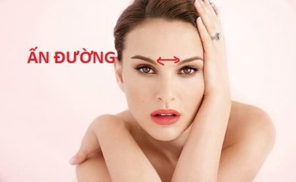  Ấn đường quá hẹp: Theo nhân tướng học, khu vực ấn đường là khoảng cách giữa hai đầu lông mày. Phụ nữ có ấn đường hẹp thường có tâm tính hẹp hòi, chỉ chăm chăm nghĩ tới lợi ích của cá nhân, tạo ra nhiều trở ngại cho người khác. 