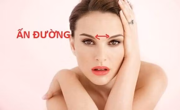  Ấn đường quá hẹp: Theo nhân tướng học, khu vực ấn đường là khoảng cách giữa hai đầu lông mày. Phụ nữ có ấn đường hẹp thường có tâm tính hẹp hòi, chỉ chăm chăm nghĩ tới lợi ích của cá nhân, tạo ra nhiều trở ngại cho người khác. 