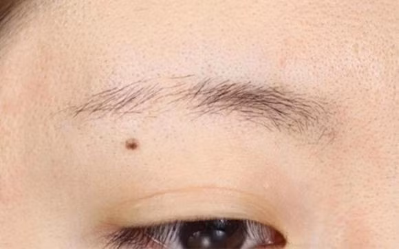  Đuôi chân mày lưa thưa: Trong nhân tướng học một người phụ nữ nếu như sơ hữu đôi chân mày thưa thớt là kiểu người tiêu hoang, có bao nhiêu hết bấy nhiêu. 