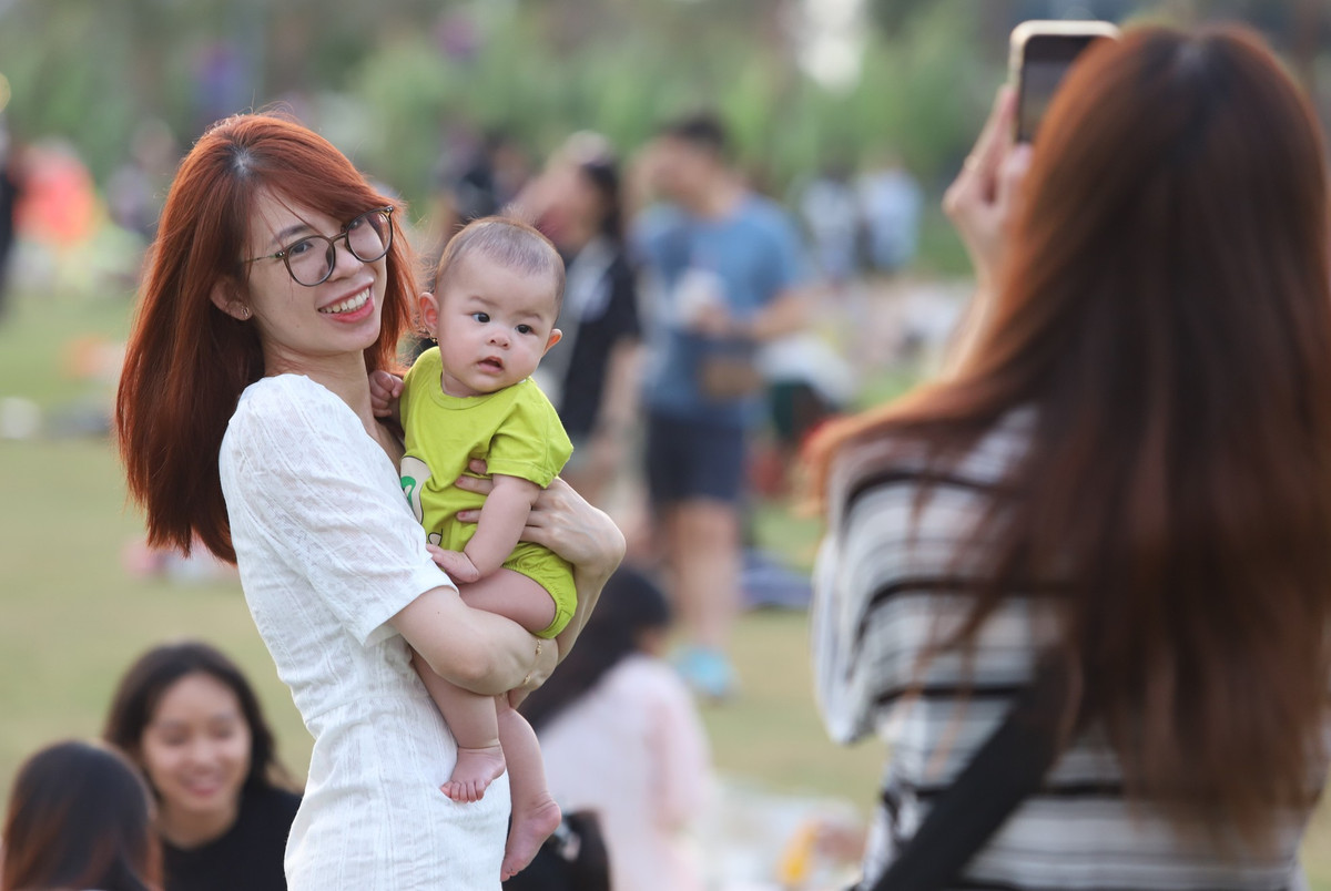 Chị Nhật Linh và các thành viên trong gia đình lưu lại những khoảnh khắc vui vẻ bên nhau.