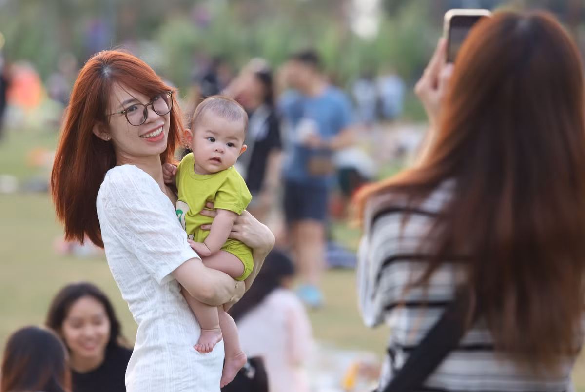 Chị Nhật Linh và các thành viên trong gia đình lưu lại những khoảnh khắc vui vẻ bên nhau.