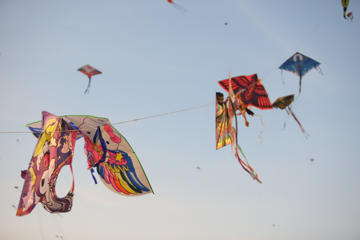 Do có quá nhiều cánh diều cùng tung bay trong một không gian gần nhau nên không thể tránh khỏi cảnh các chú diều bị dính vào nhau trên không trung.