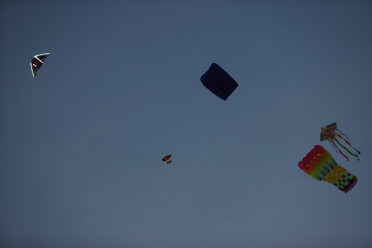 Chú diều được thiết kế có cả đèn LED nháy sáng (bên trái) trở nên đặc biệt trên nền trời lúc nhá nhem tối.