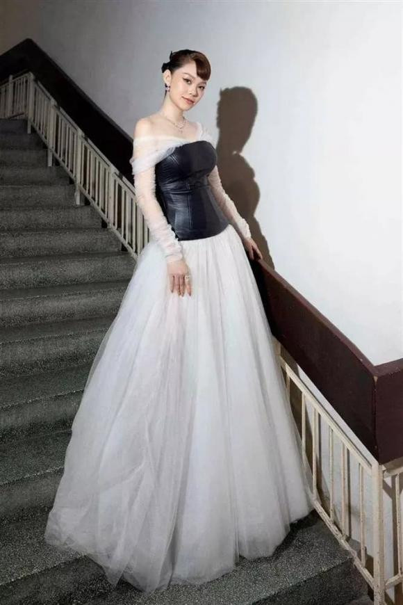 Minh Hang lo khuyet diem, phai dung mon 