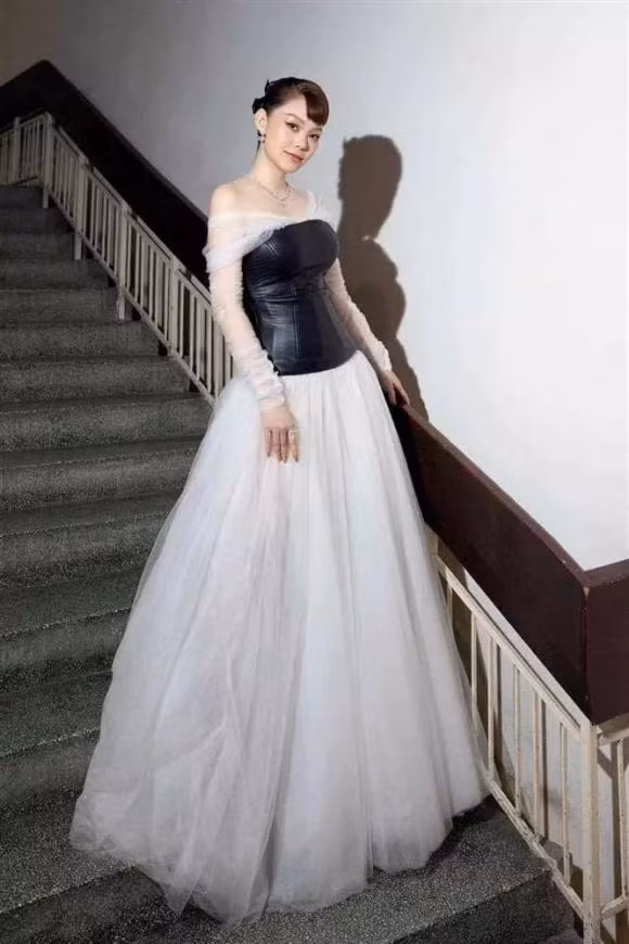 Minh Hang lo khuyet diem, phai dung mon 