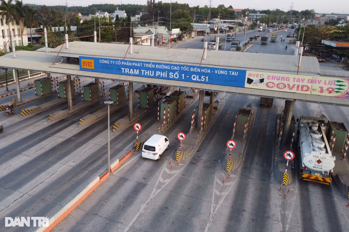 Trạm thu phí số 1, quốc lộ 51 do công ty cổ phần phát triển đường cao tốc Biên Hòa - Vũng Tàu quản lý có 12 làn xe. Sau khi dừng hoạt động, các dải phân cách, trụ bê tông, bục soát vé cũ, vạch sơn mờ... tiềm ẩn nguy cơ tai nạn giao thông rất lớn.